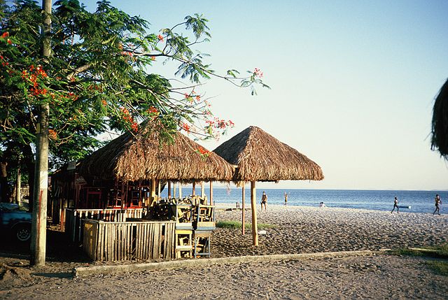 640px-Porto_Seguro_Strand[1]