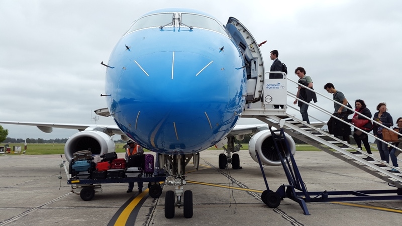 AR_MDQ-BUE_Avion_Austral_Embraer_190_frente