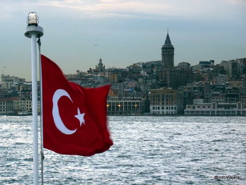 Estambul_Turquia_desde_Ferry_Fondo_Torre_Galata