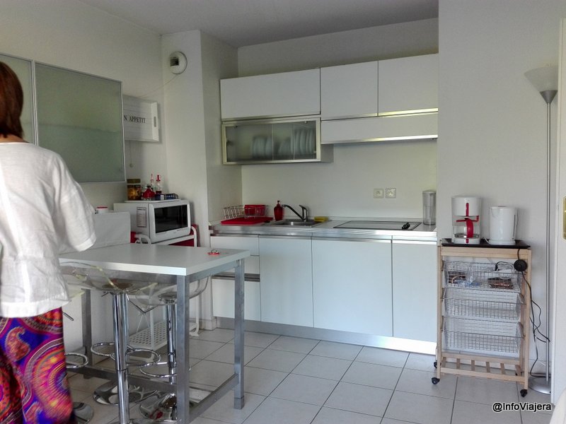 Gabriela mostrándonos la cocina.