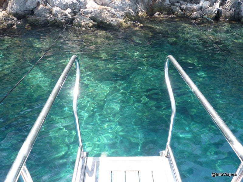 turquia_fethiye_navegacion_goleta_al_agua_desde_popa
