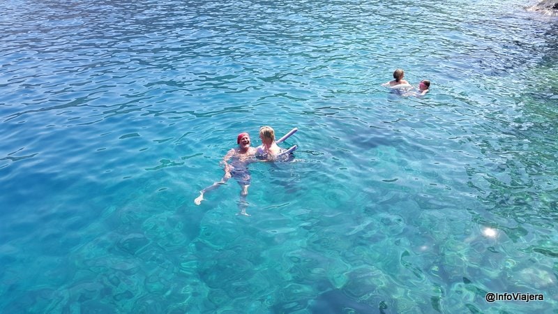 turquia_fethiye_navegacion_goleta_gente_en_el_agua