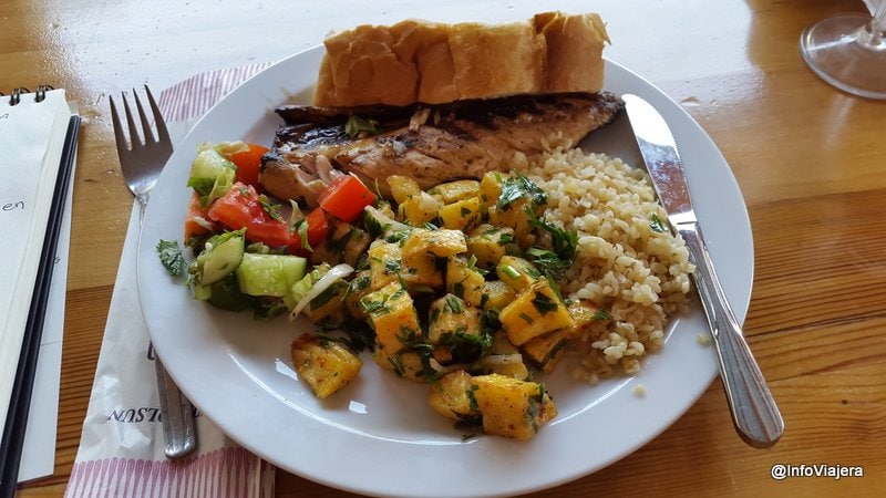 turquia_fethiye_navegacion_goleta_plato_comida_a_bordo