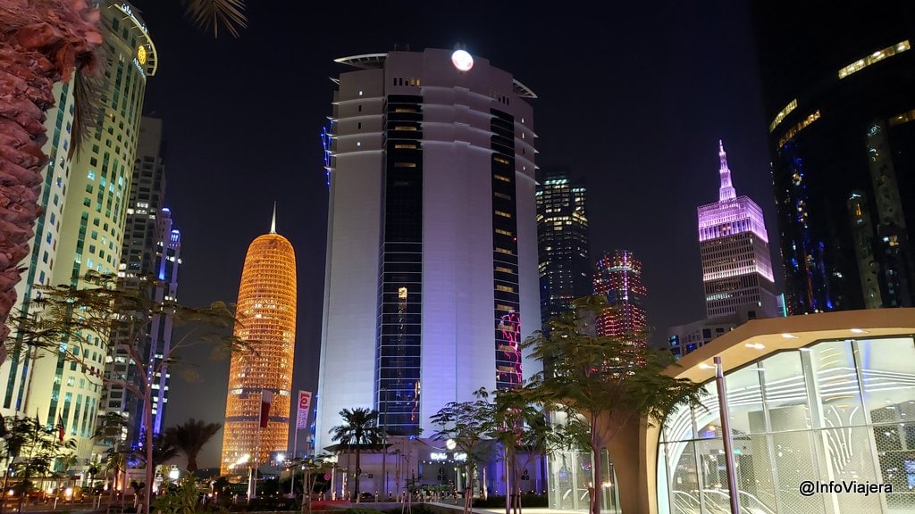 Qatar Doha Edificios a la Noche