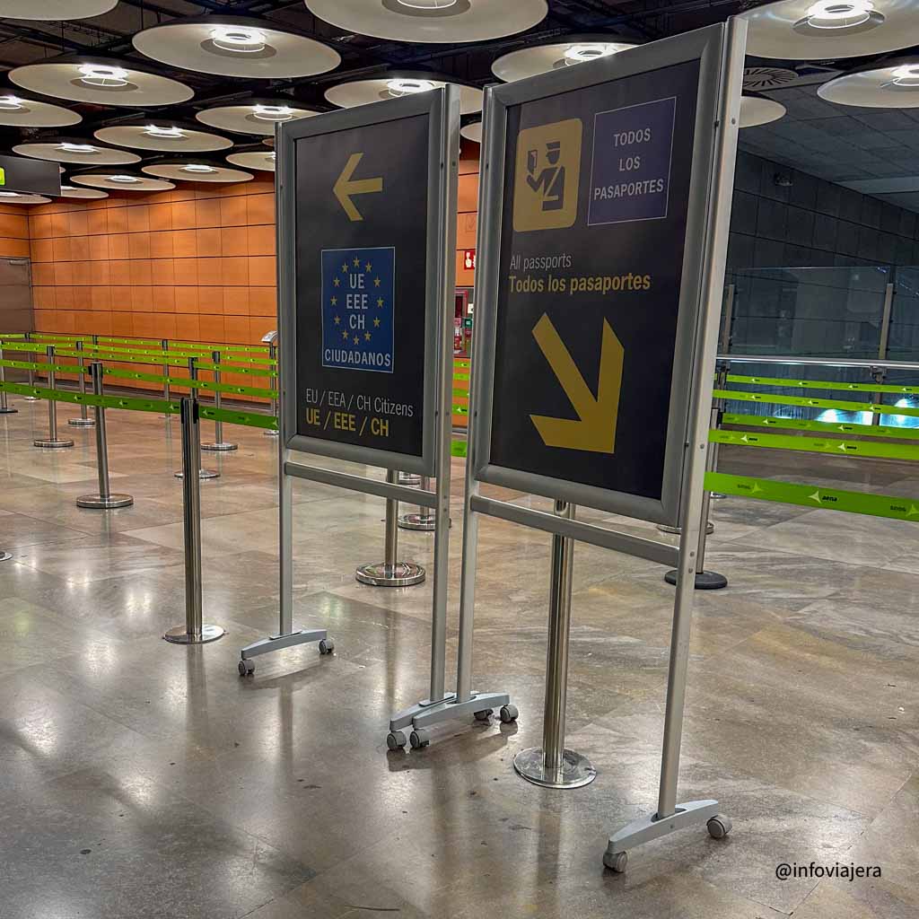 Migraciones Control Pasaportes Aeropuerto Madrid Espana