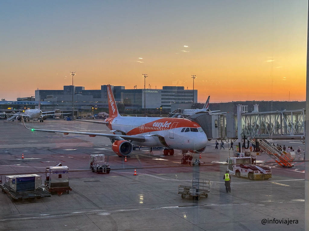 Avión de easyJet estacionado en el aeropuerto de París-Charles de Gaulle al amanecer.