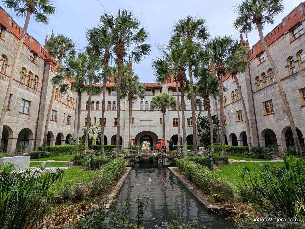 Patio del Lightner Museum, St. Augustine, Florida, Estados Unidos.