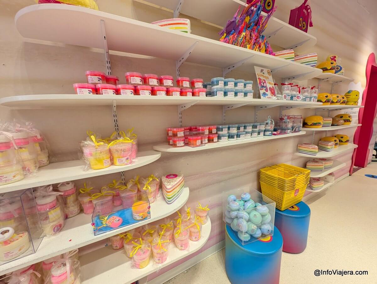 Tienda de souvenirs en Sloomoo Institute, New York, USA.