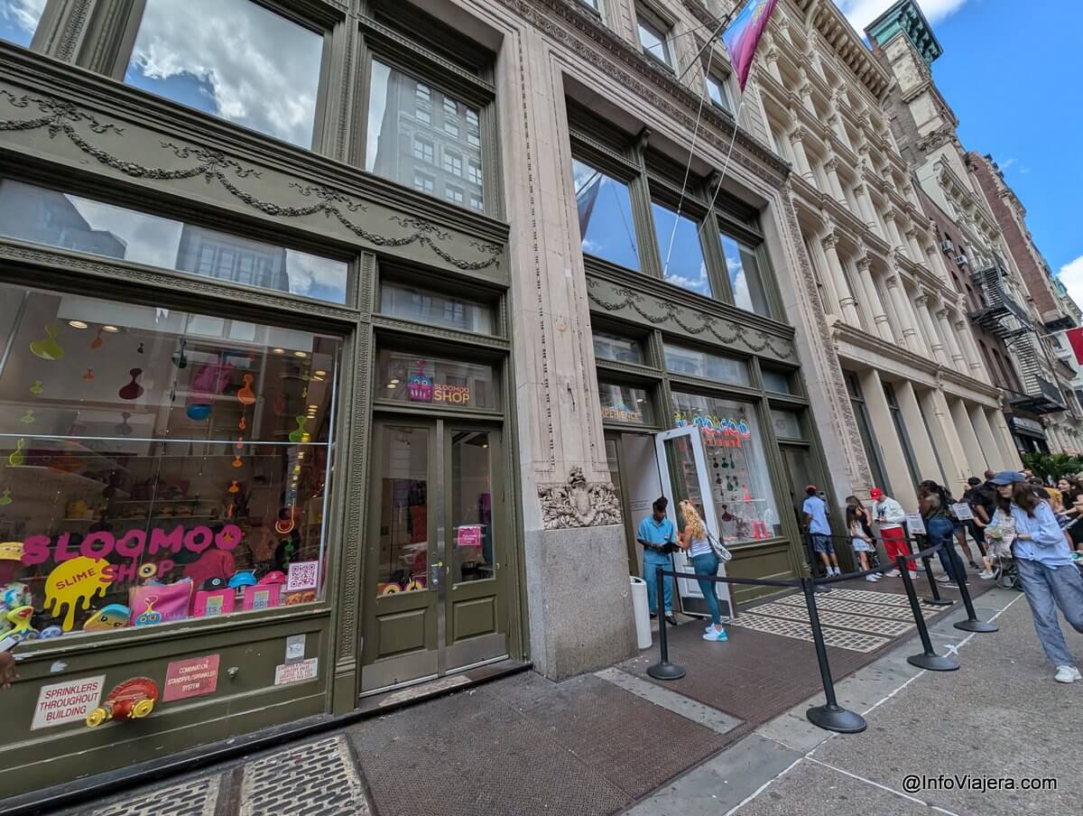 Ingreso a Sloomoo Institute sobre la calle Broadway, New York, USA.