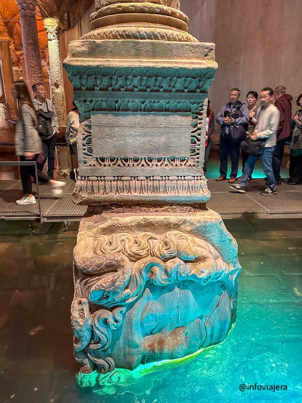 Cabezas de Medusa en la Cisterna Basílica de Estambul, Turquía.