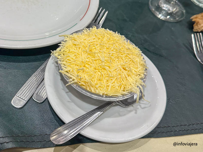 Generosa porción de buen queso rayado para acompañar las pastas