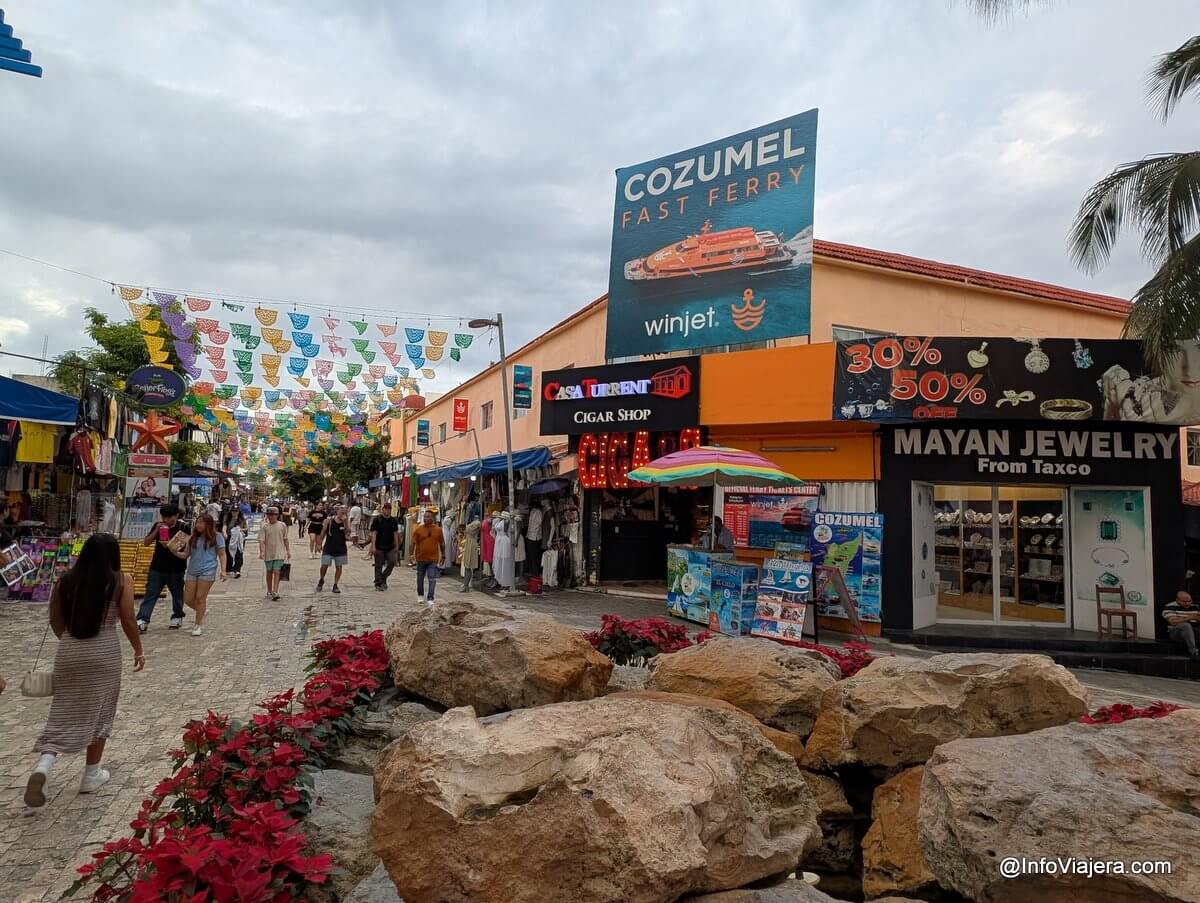 Recorrido por la 5ta Avenida de Playa del Carmen (México)