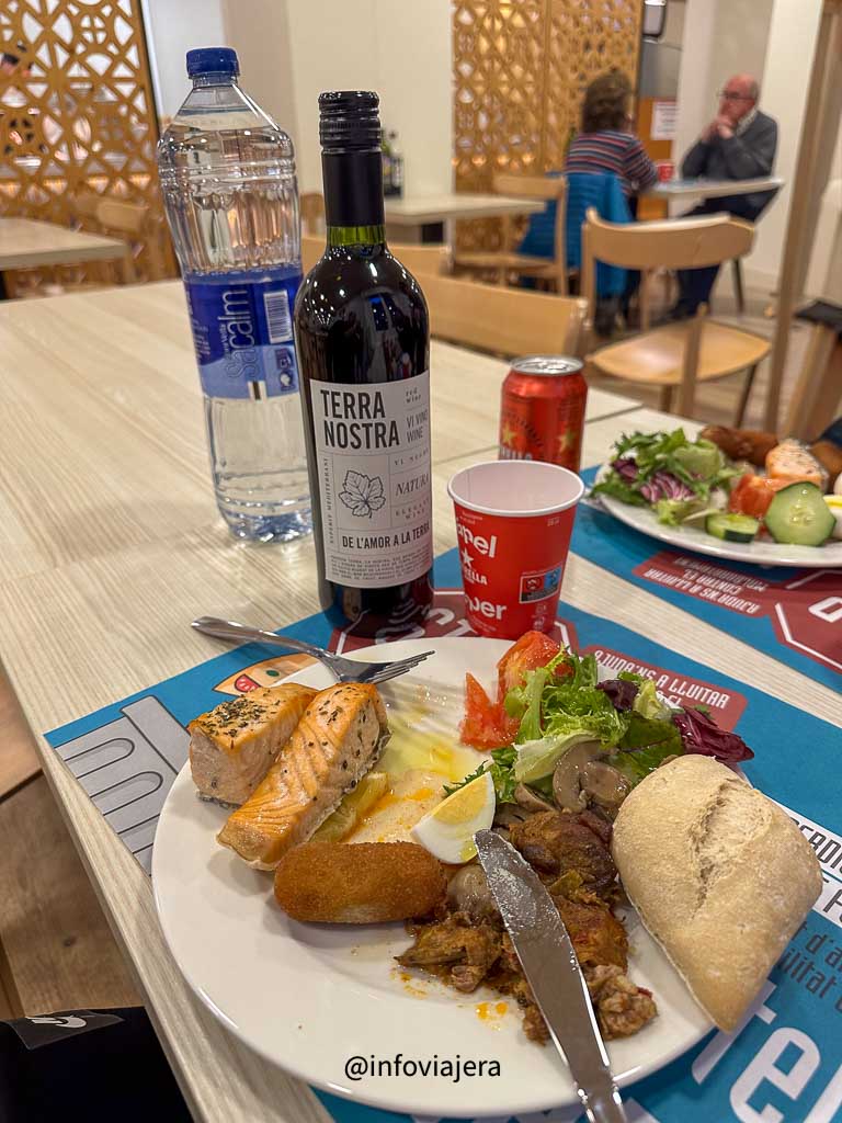 Menu buffet con botella de vino